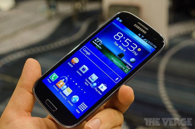 1-samsung-galaxy-s-iii-pebble-blue-4-1020-large-verge-medium-landscape-1396842088710.jpg