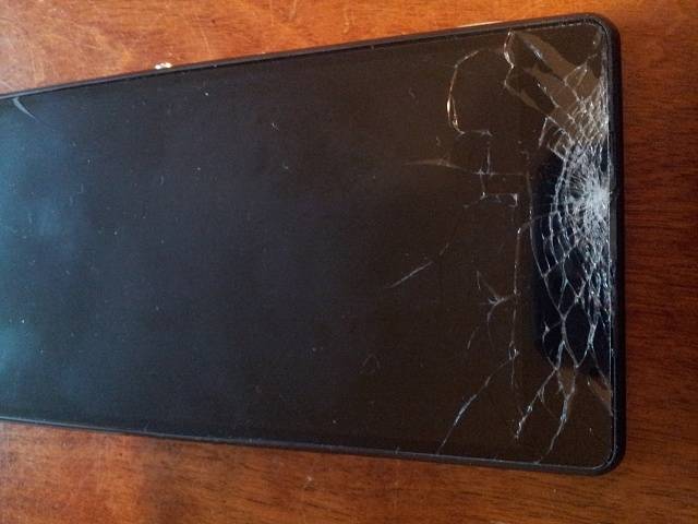 129991d1406757845t-wow-just-wow-glass-screen-shatters-breaks-my-heart-2014-07-19.jpg