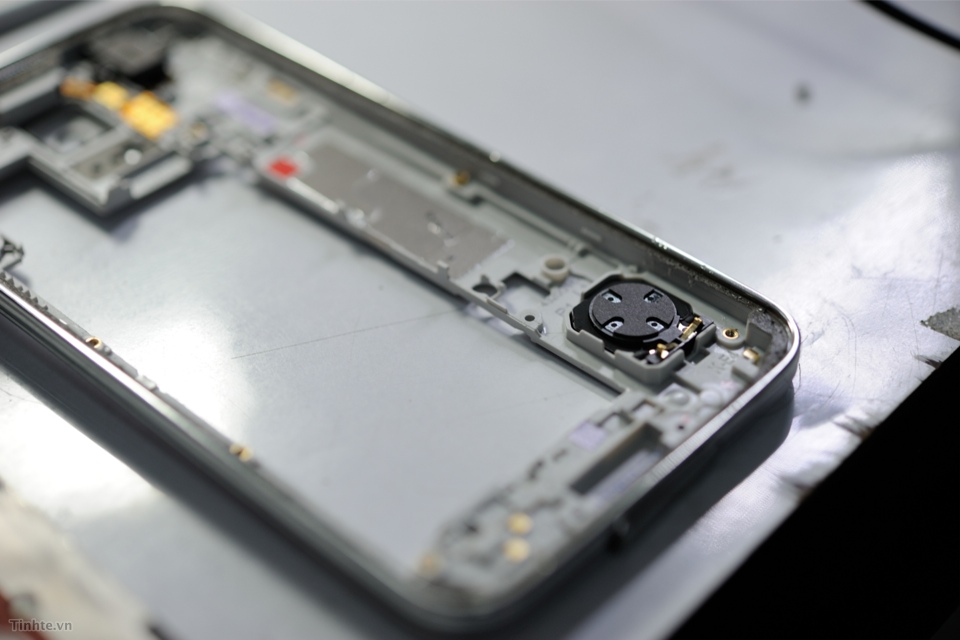 2459999_Galaxy_S5_Teardown-16.jpg