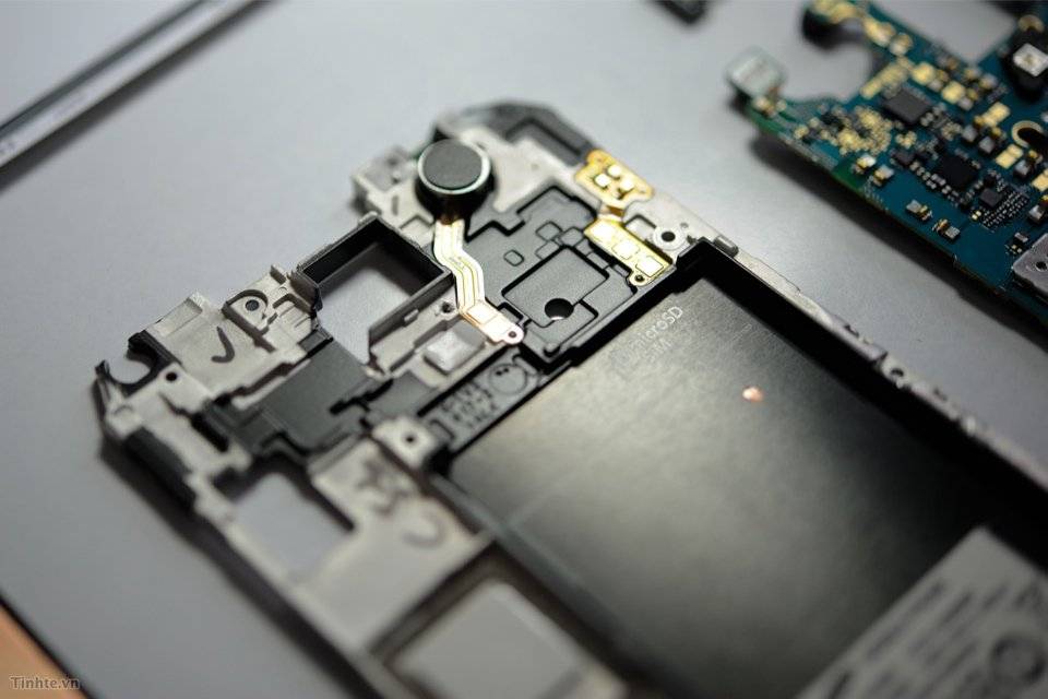 2460003_Galaxy_S5_Teardown-20.jpg