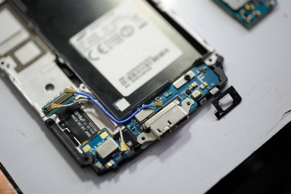 2460004_Galaxy_S5_Teardown-21.jpg