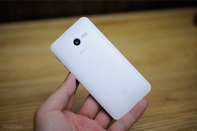 2493772_Asus_Zenfone_4-7.jpg