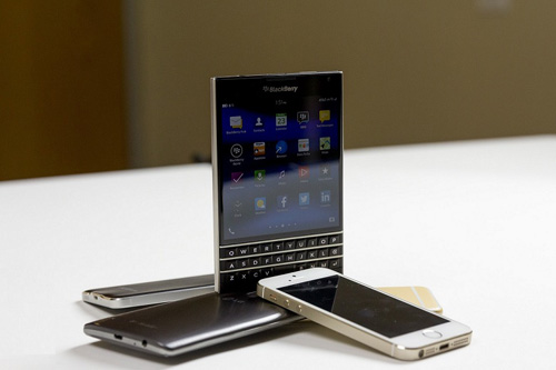 blackberry-passport-giam-gia-mot-nua-tao-con-sot-moi-1.jpg