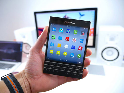 blackberry-passport-giam-gia-mot-nua-tao-con-sot-moi.jpg
