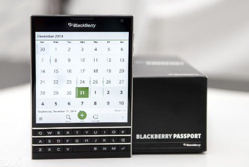 blackberry-passport-smartphone-loi-thoi-dat-khach-tai-vn.jpg