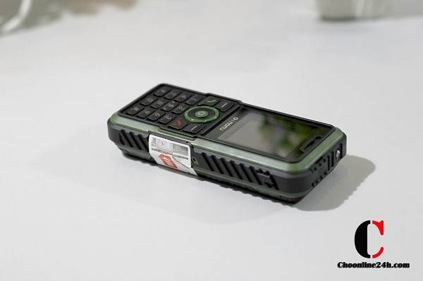 dien-thoai-land-rover-s3-chong-nuoc-6.JPG