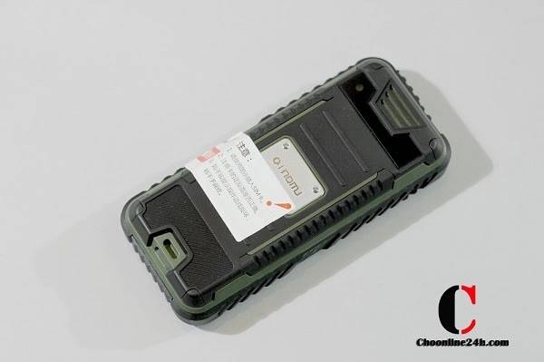dien-thoai-land-rover-s3-chong-nuoc-9.JPG