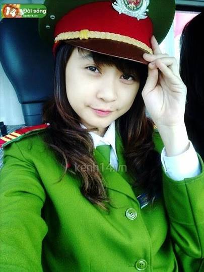 gap-co-nang-hot-girl-canh-sat-khuay-dao-cong-dong-mang-120504dslunathuylinh06_34ce6.jpg