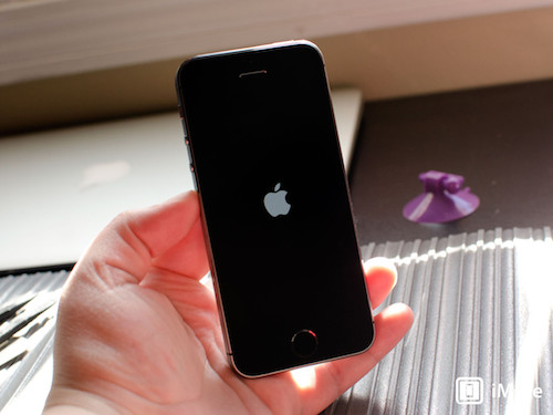 iphone-5s-power-on-hero-3535-1390622135.jpg