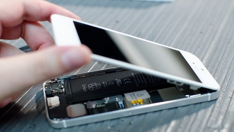 iphone_5_screen_replacement_hero (1).jpg