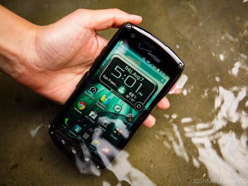 kyocera-brigadier-smartphone-noi-dong-coi-da-dang-mua-hien-nay.jpg