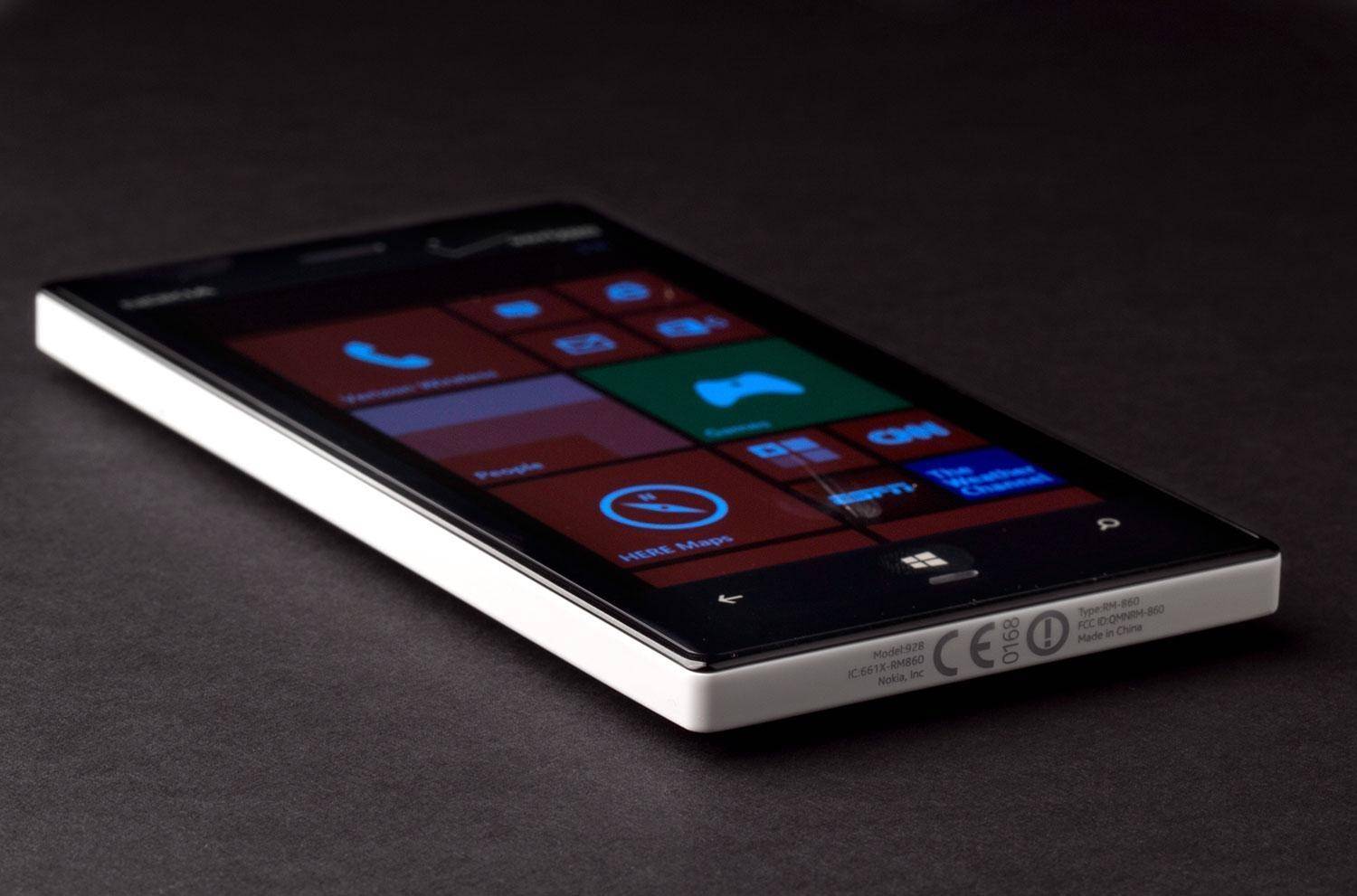 Nokia-Lumia-928-bottom-right-angle.jpg