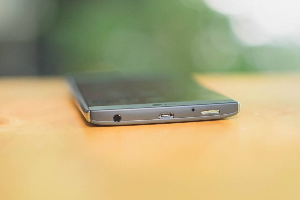 review-lgv10-canhduoi.jpg