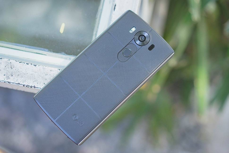 review-lgv10-matsau-nghieng.jpg