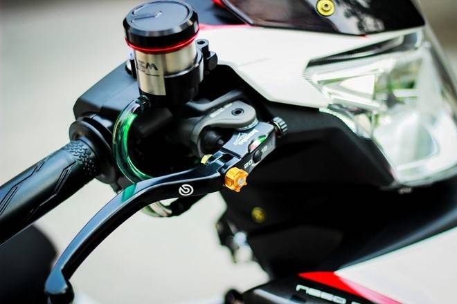 tay_thang_brembo__binh_dau_AEM_titanium.JPG