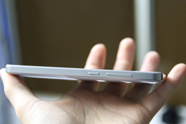 Xiaomi-Mi-4-RAM-2GB-Xach-Tay-Gia-Re-MobileCity-003.JPG