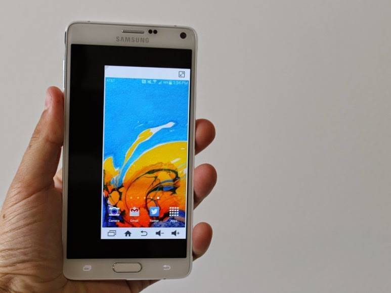 you-can-also-shrink-the-screen-and-use-everything-with-one-hand.jpg